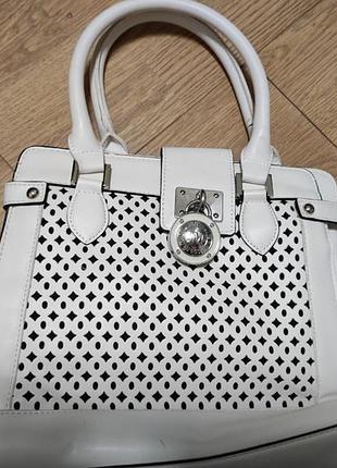 Белая сумка с короткими ручками с перфорацией