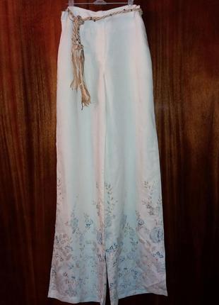 Белые брюки-клеш