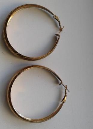 Серьги-кольца конго золотистые с гравировкой бижутерия1 фото