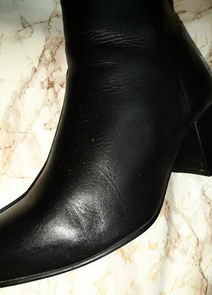 Чорні шкіряні черевики на середніх підборах9 фото