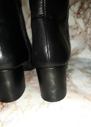 Чорні шкіряні черевики на середніх підборах10 фото