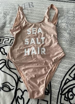 Гарний суцільний купальник