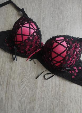 Красивый бюстгальтер с пуш-апчиком