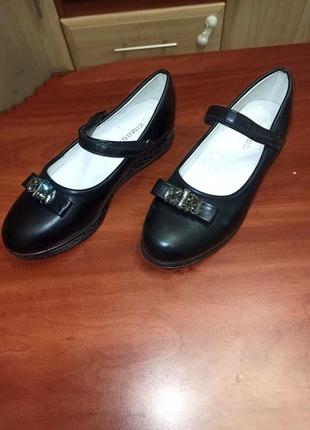 Нові туфлі туфельки з ремінцем і ортопедичною устілкою в школу чорні на дівчинку