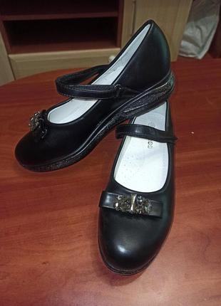 Новые туфли туфельки с ремешком и ортопедической стелькой в школу черные на девочку2 фото