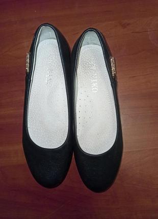 Черные новые туфли туфельки на девочку в школу ортопедическая стелька8 фото