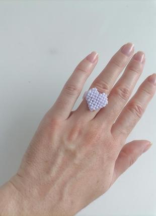 Нежное кольцо сердце из бисера5 фото