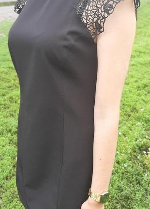 Маленькое чёрное платье с ажурными плечиками3 фото