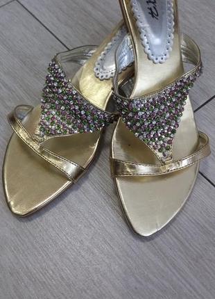 Жіночі шльопанці 36 розмір