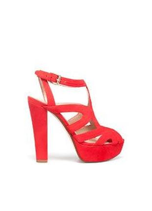 Ефектні червоні замшеві босоніжки з ремінцями на високому блочному підборах і платформі zara