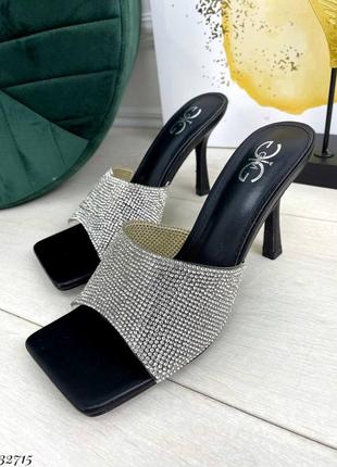 Шльопанці з прикрасою