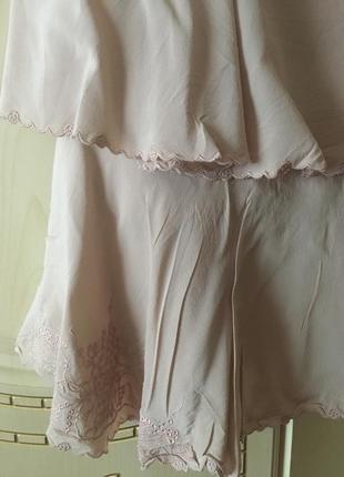 Кокетливое шелковое платье сарафан, натуральный шёлк, цвет пудры воланы вышивка4 фото