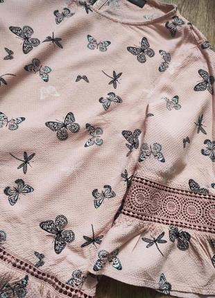 Нежная вискозная блуза блузка с укороченными рукавами и оборками принт бабочки стрекозы5 фото