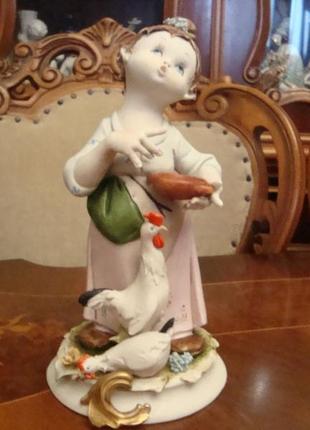 Статуетка дівчинка годує курей фарфор каподімонте італія