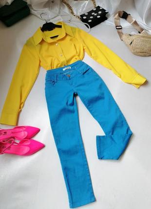 Патріотичний костюм блуза яскраво-жовтого насиченого кольору та укорочені штани синьо-блакитного кол