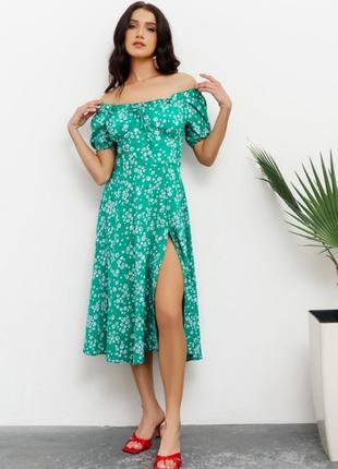 Зелена квіткова сукня з відкритими плечима