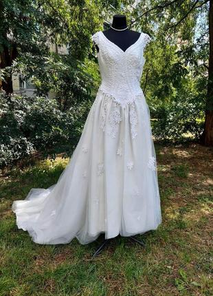 Королівське весільне плаття айворі зі шлейфом, розшите, гудзички1 фото