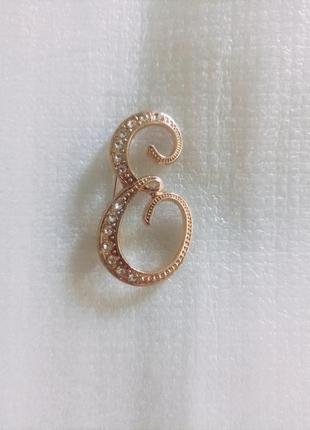 Брошка "літера е"