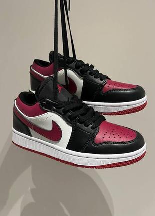 Sale жіночі кросівки nike air jordan retro 1 low bred toe знижка sale4 фото