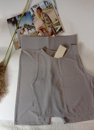 Костюм прогулочный фитнес в рубчик топ и велосипедки серый