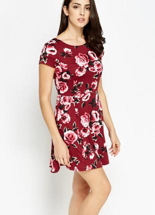 Красивое короткое платье в крупный цветочный принт с короткими рукавами