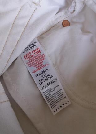 Укороченные белые джинсы с актуальным необработанным низом9 фото