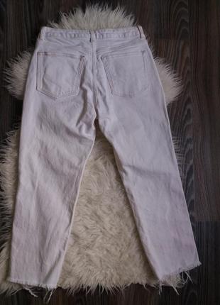Укороченные белые джинсы с актуальным необработанным низом7 фото