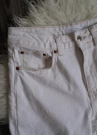Укороченные белые джинсы с актуальным необработанным низом4 фото