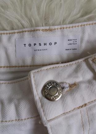 Укороченные белые джинсы с актуальным необработанным низом5 фото