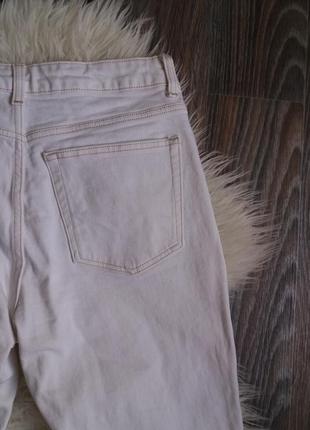 Укороченные белые джинсы с актуальным необработанным низом8 фото