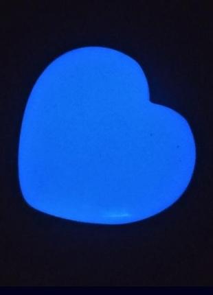 Сувенірний камінь онікс синє світіння у формі серця 37х40(+-)мм