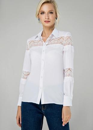 Белая блуза украшена гипюровым кружевом