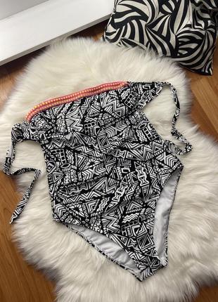 Красивий суцільний купальник бандо розмір 14 л хл