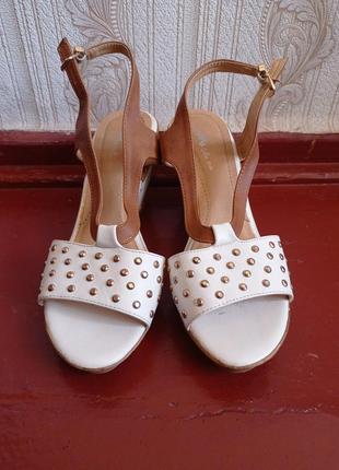 Гарні босоніжки на танкетці