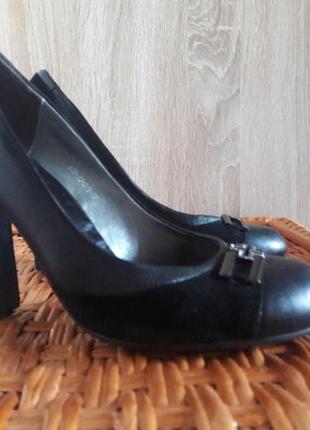 Суперські шкіряні туфлі для офісу на підборах, р-р 37