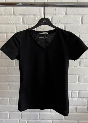 Чёрная женская футболка с v-образным вырезом3 фото