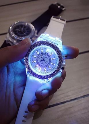 Гарний яскравий  годинник