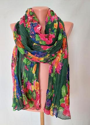 Хлопковый зеленый шарф в яркий цветочный принт( 117 см на 215 см)1 фото