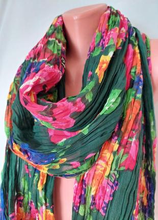Бавовняний зелений шарф в яскравий квітковий принт( 117 см на 215 см)3 фото