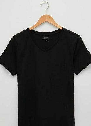 Чорна чоловіча футболка lc waikiki/лз вайкікі з v-подібним коміром. фірмова туреччина2 фото
