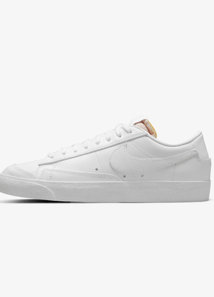 Жіночі кросівки nike blazer low white.