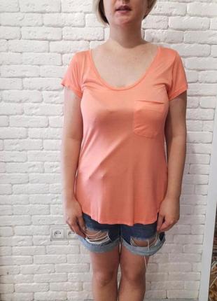 Помаранчева футболка