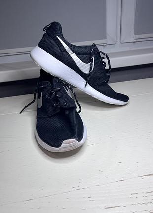 Бігові кросівки