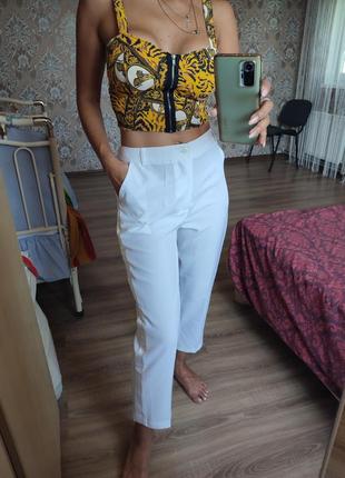 Белые укороченные брюки повседневные классические базовые с лампасами