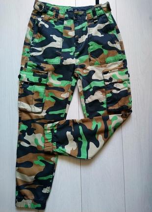 Штани хакі bershka