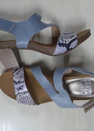 Босоніжки, туфлі