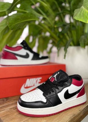 Жіночі кроссівки nike womens nl high school district football stadium low black red низькі, шкіряні / женские кроссовки найк джордан 1 низкие кожаные