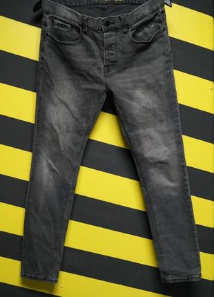 Зауженные стрейчевые джинсы