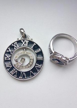 Красивий, ошатний кулон і кільце у вигляді циферблата з римськими цифрами