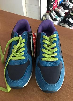 Женские кроссовки с кожаными вставками